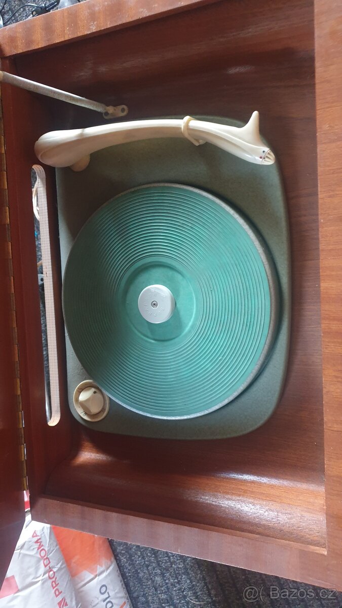 Prodám staré rádio s gramofónem. - 2