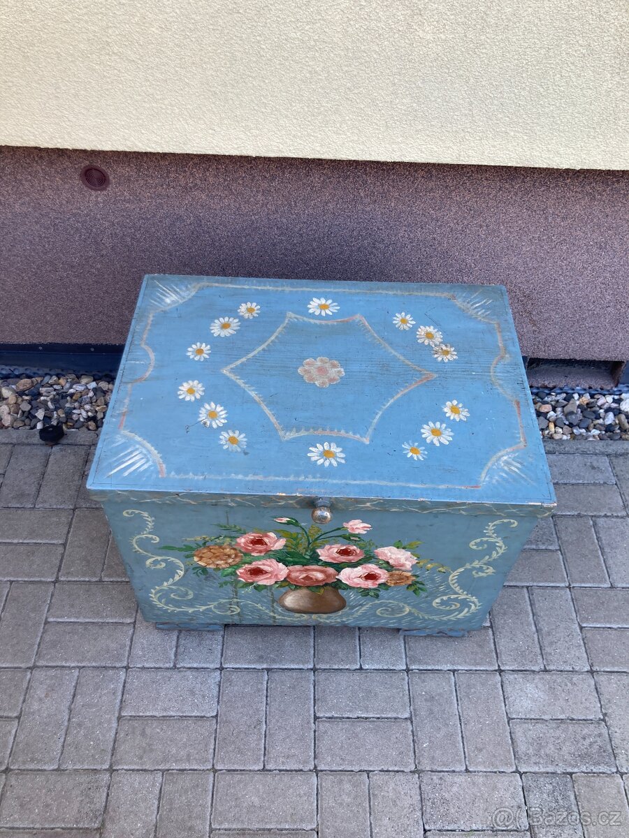 Dřevěná truhla - malovaná - 2
