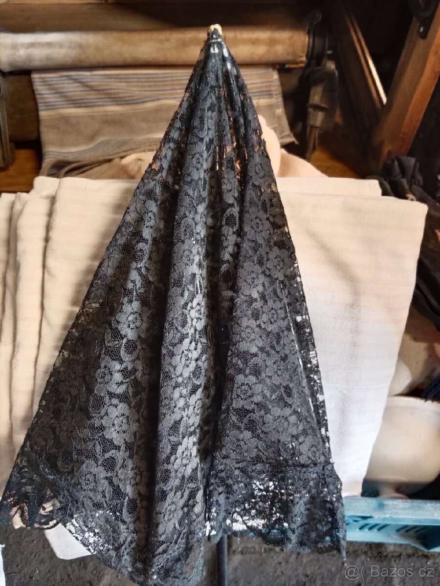 Dobové šaty na stojanu - 2