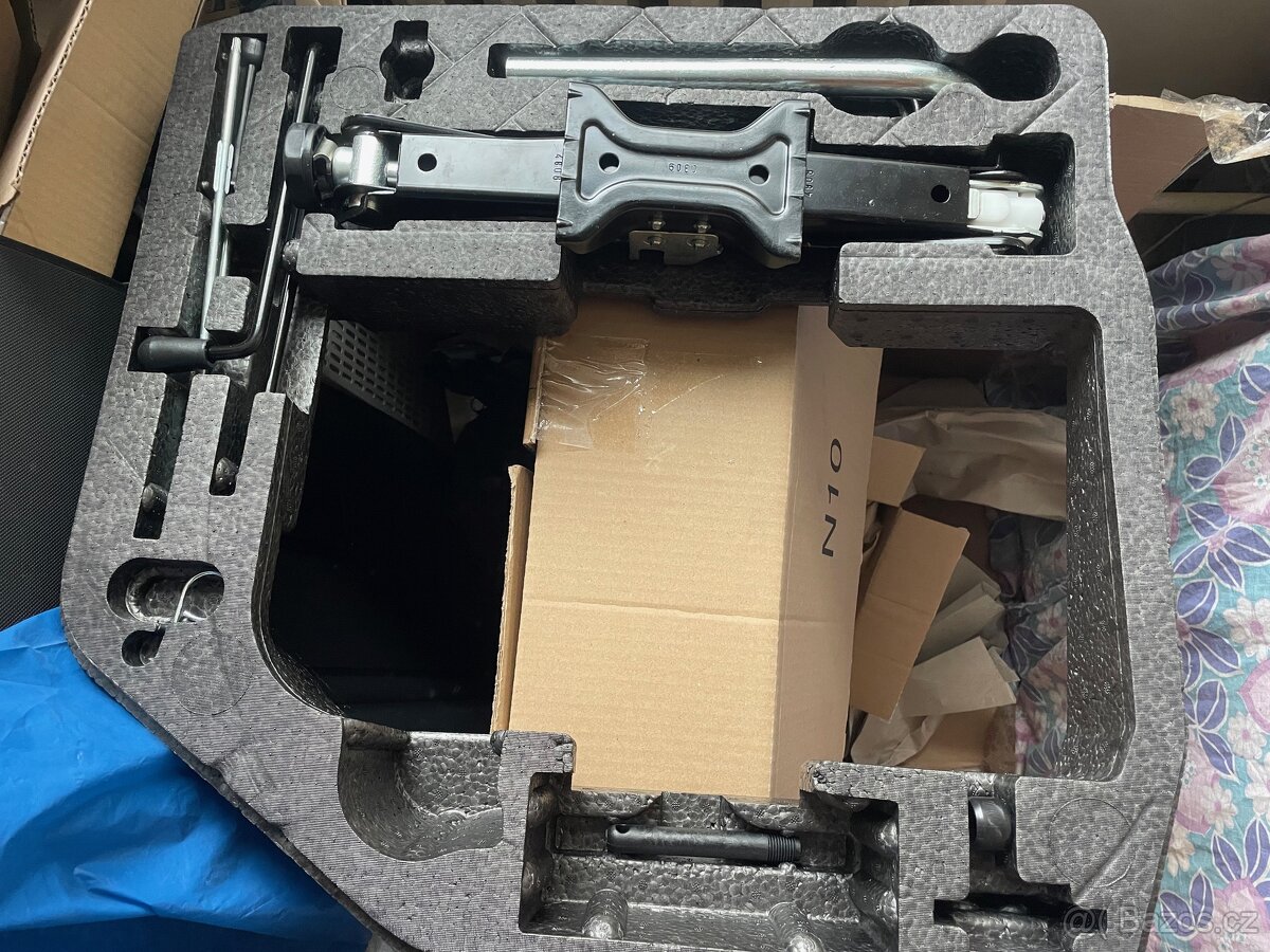 Vana kufru Audi A4 Avant B8 včetně nářadí - 2