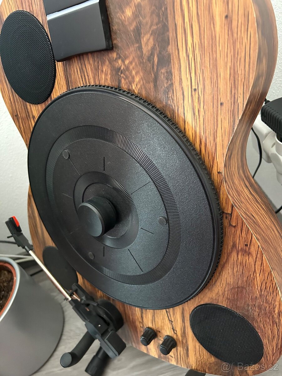 Gramofon ve tvaru kytary - 2