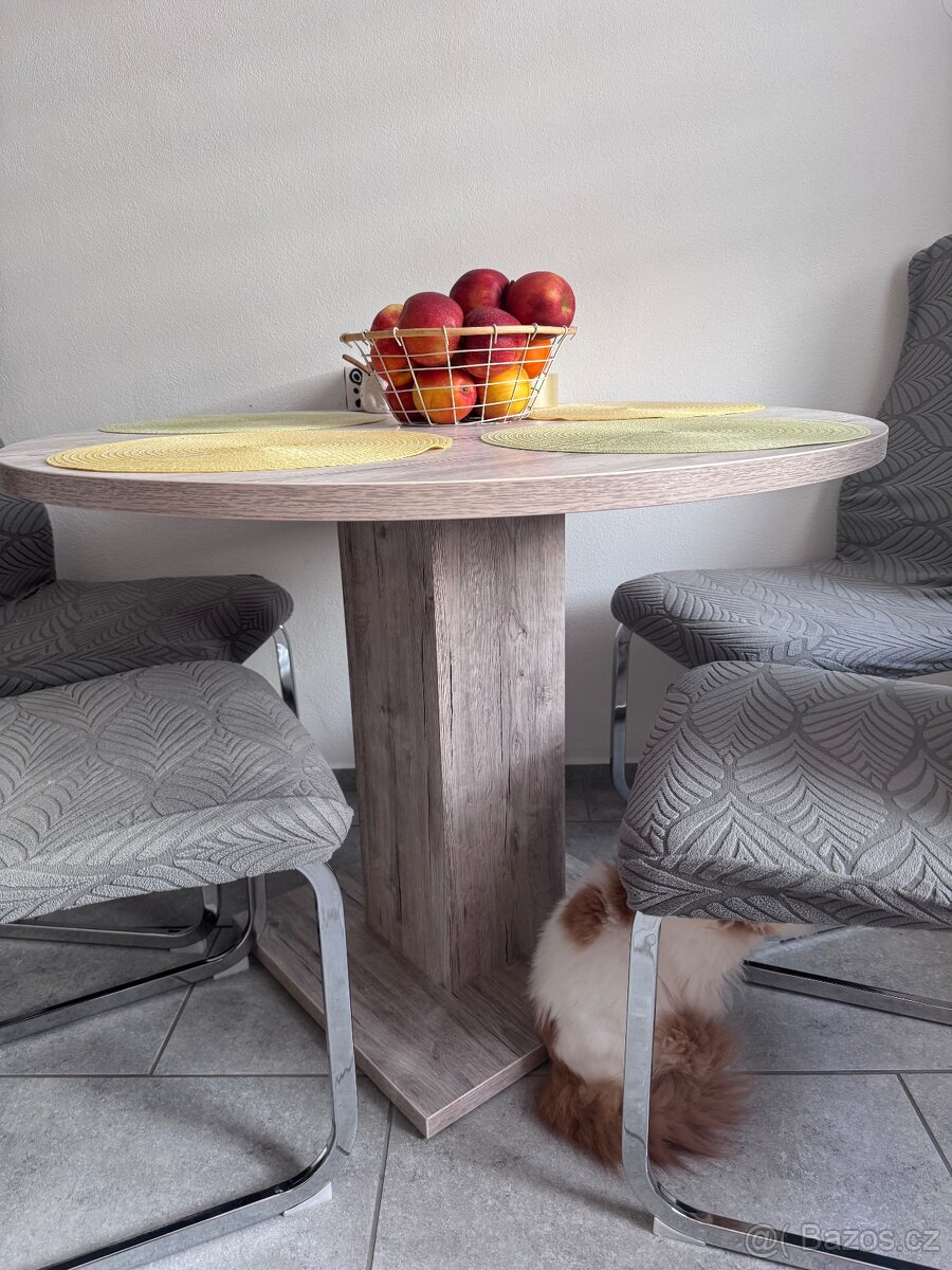 Jídelní stůl - 2