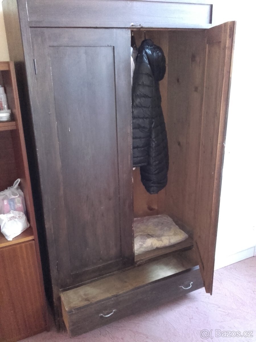 Skříň starožitná z masívu cca 100 let minimalistický design - 2