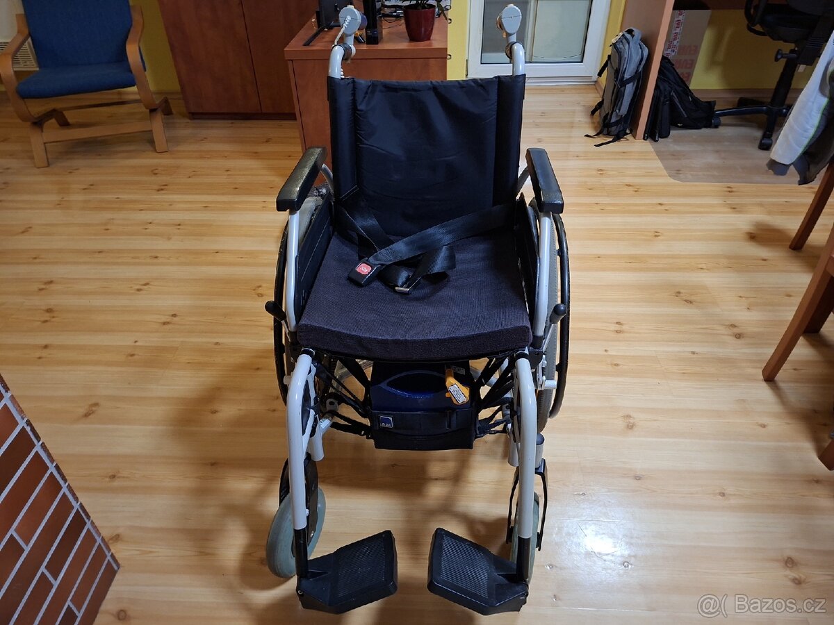 Invalidní vozík s motorkem - 2