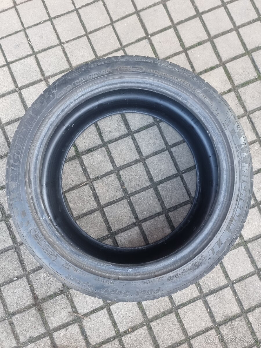 Pneu 245/40 R18 Michelin a Pirelli - 2