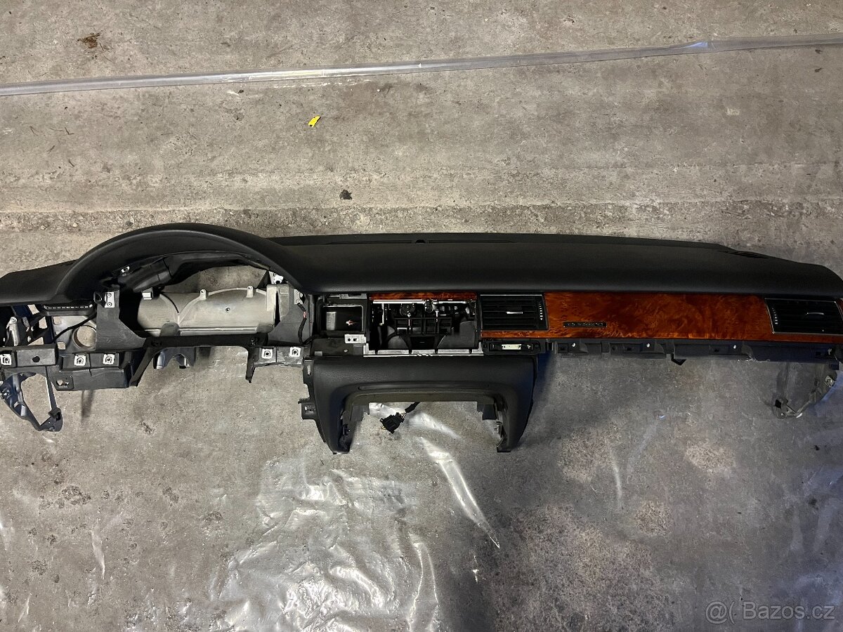 PALUBNÍ DESKA AUDI ČERNÁ A8 4E D3 4E1857003D - 2