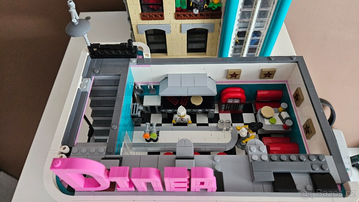 LEGO Creator Expert 10260 Restaurace v centru města - 2