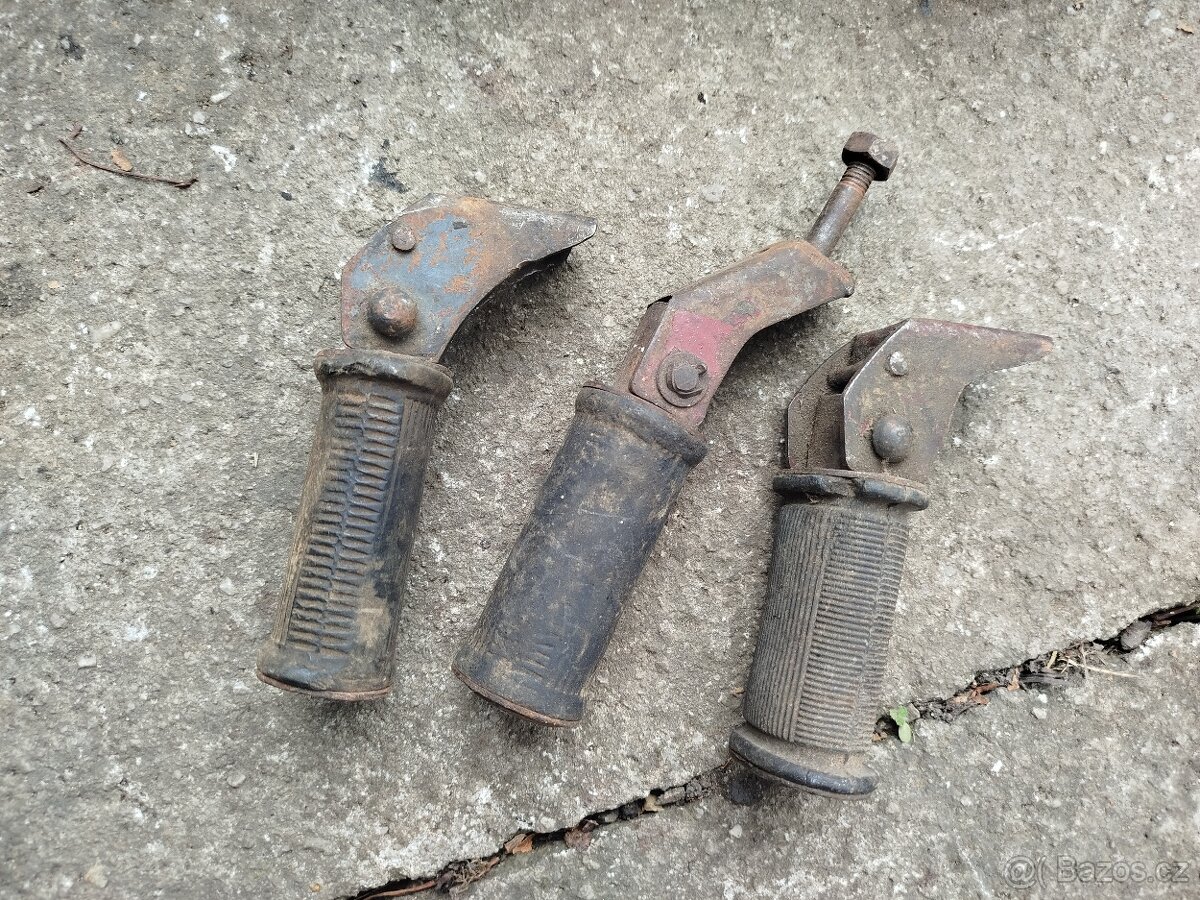 tři stupačky asi jawa pérák nebo 500 OHC - 2