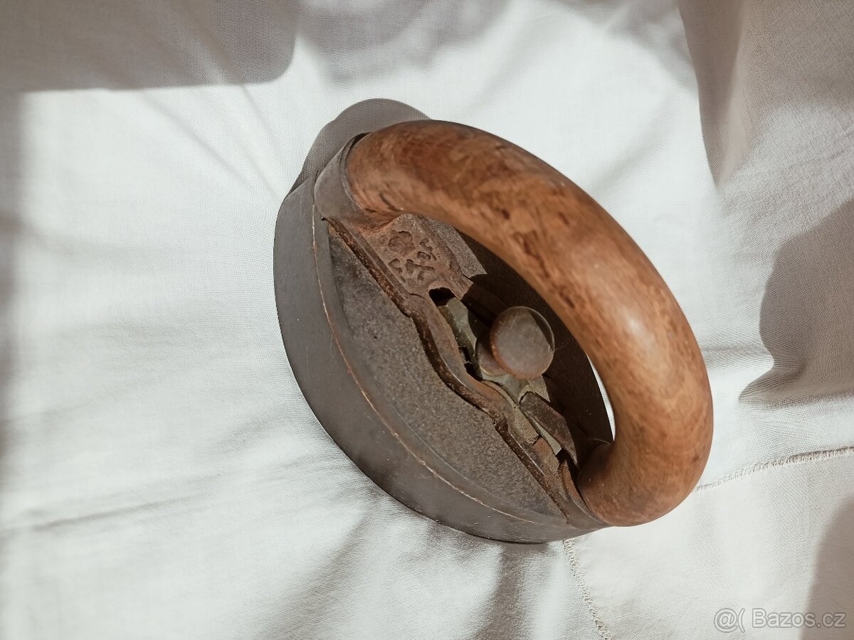 žehlička litinová stará - 2