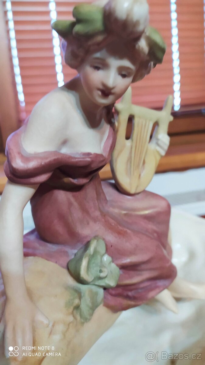 Soška Royal dux víla s lýrou - 2