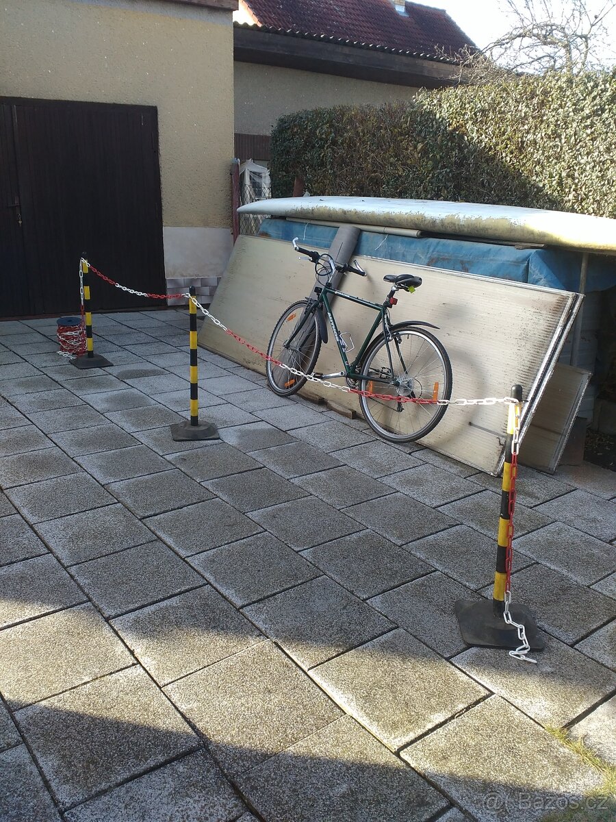 Plastové sloupky s řetězem. - 2