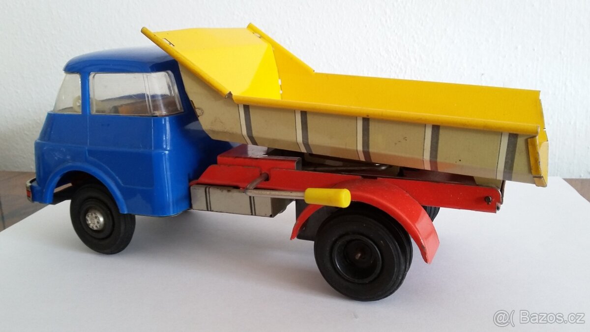 Staré nákladní auto na setrvačník NDR 1968 - 2