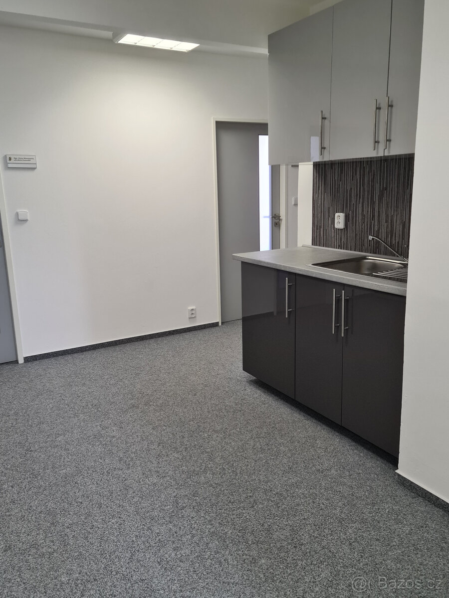 Pronájem kanc. prostor 18,6 m2 + kuch. + WC + Sprcha - 2