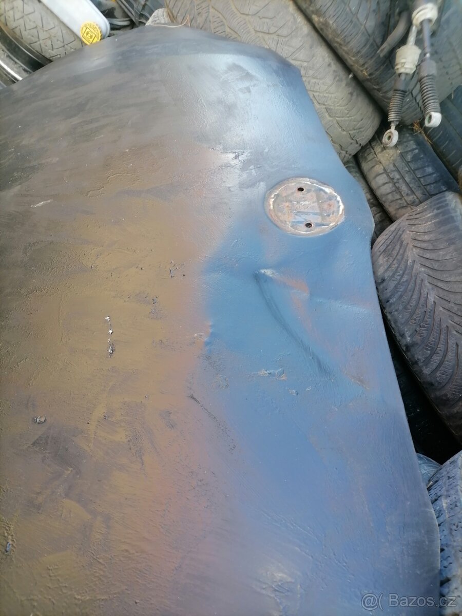 Přední kapota na Bmw e60 - 2