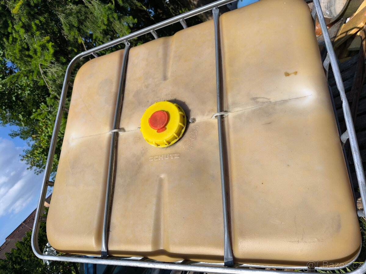 Nádrž 1000l plastová - 2