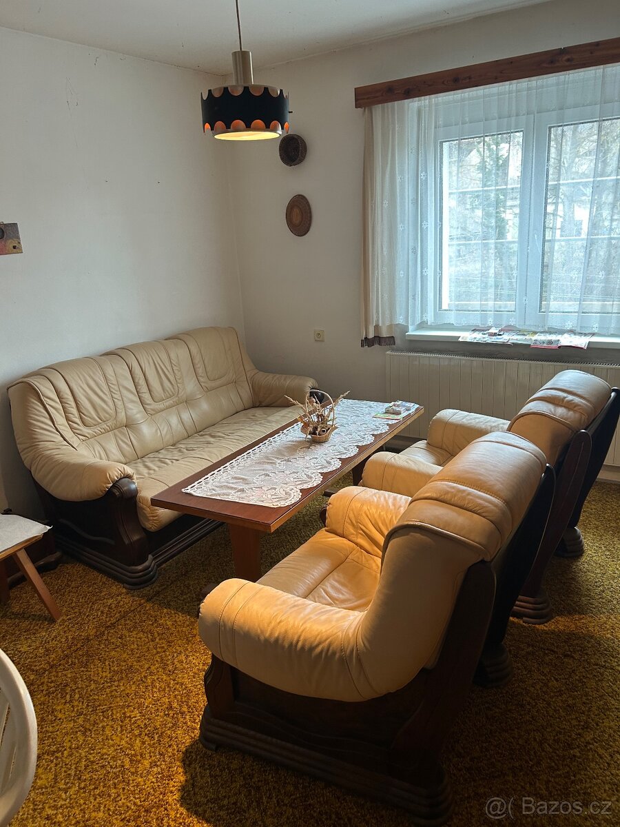 Rustikální kožená sedací souprava v kombinaci se dřevem. - 2