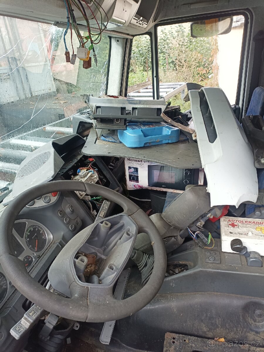 Díly iveco kabina eurocargo. zrcátka nejsou. - 2
