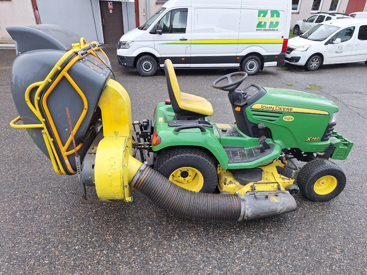 Zahradní traktor John Deere X740 - 2