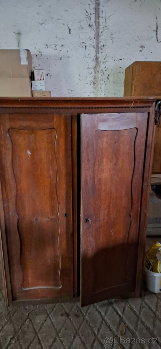Starožitná skříň - 2