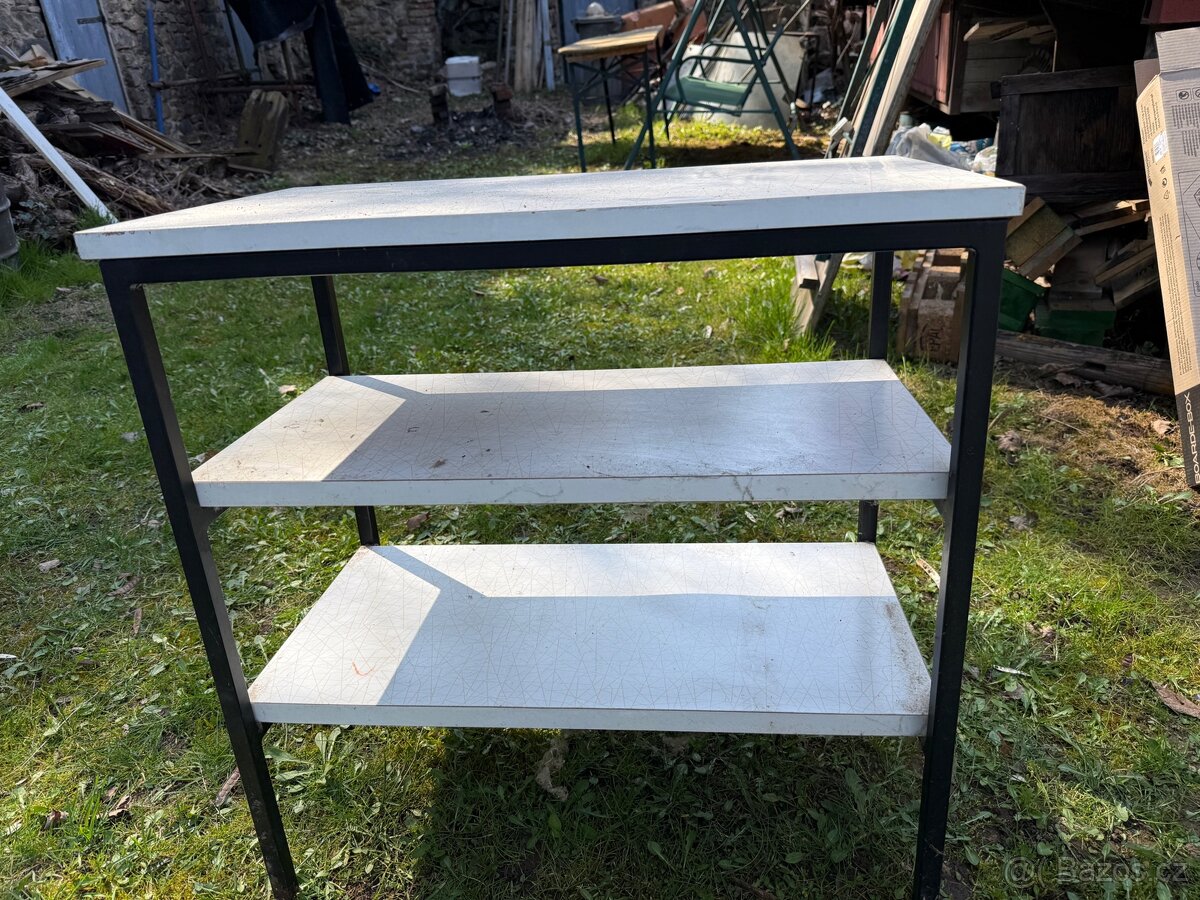 Stolek se 3 policemi - 2