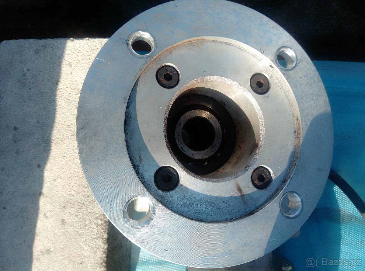 elektromotor s převodovkou - 2