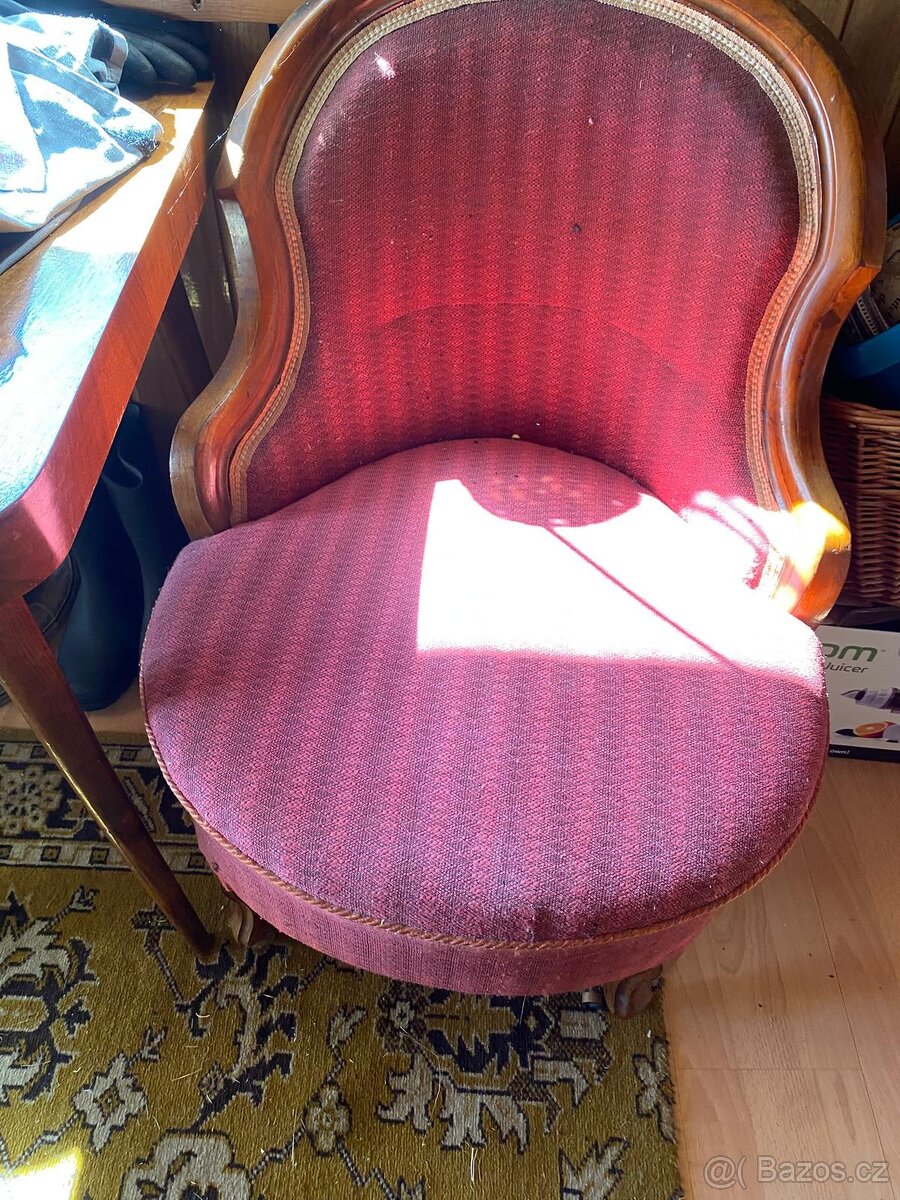 Pohovka a dvě křesla hodně staré - 2