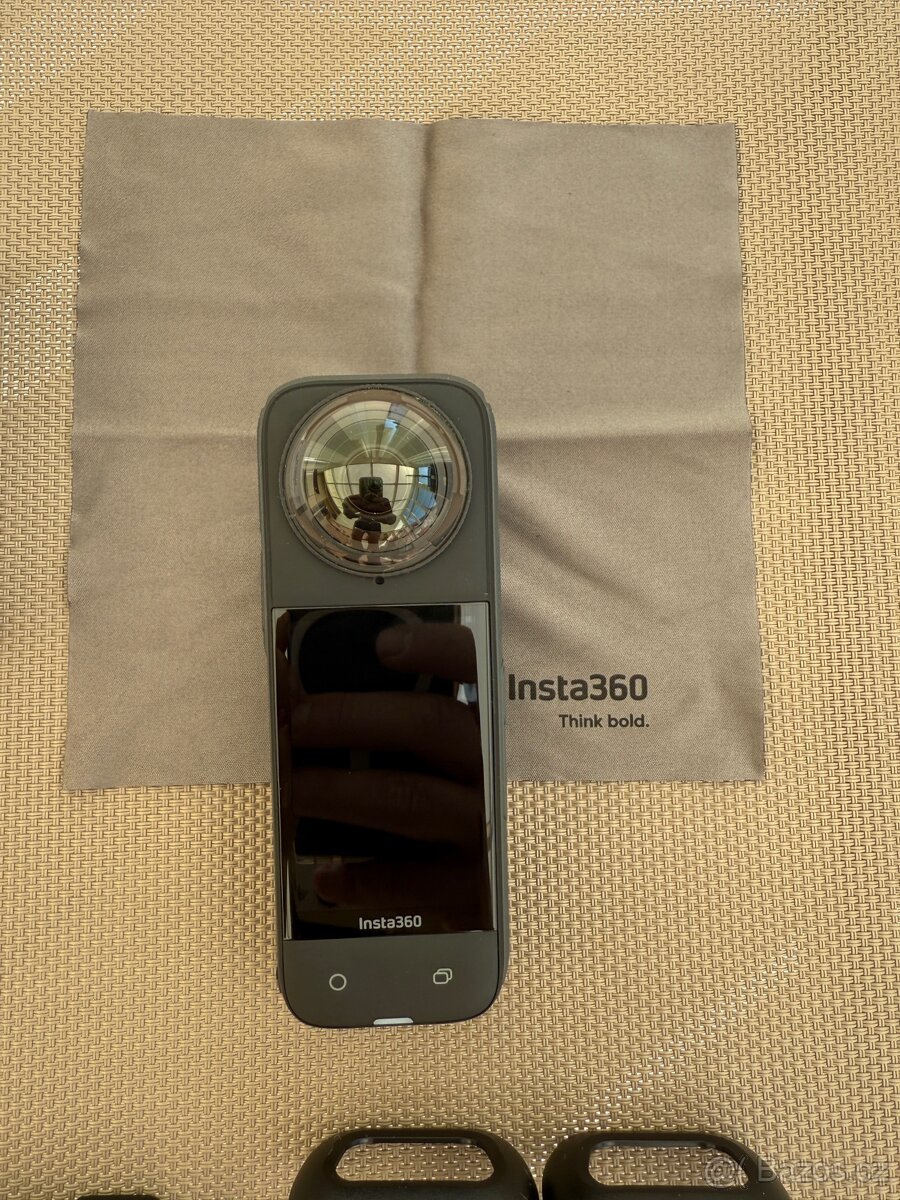 Téměř nová akční 360 kamera Insta360 X4 s příslušenstvím - 2