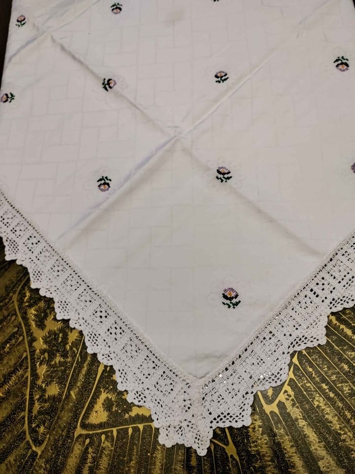 Růžičky vyšívané na brokátovém ubruse lemovaném háčkovanou k - 2