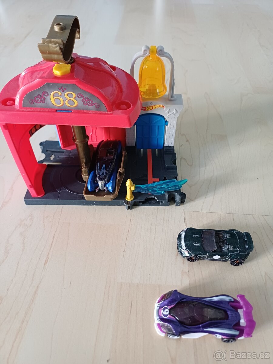 Hot Wheels – hasičská stanice + 3 autíčka zdarma - 2
