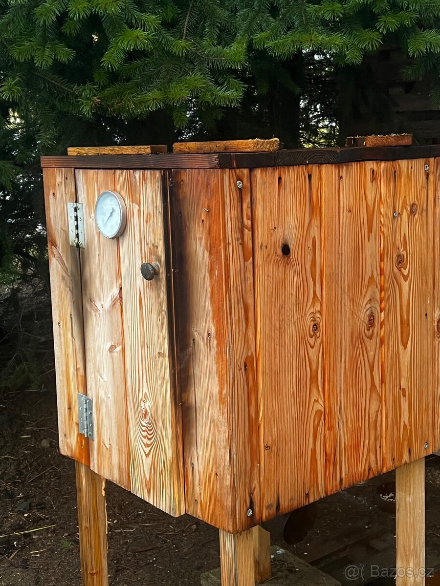 Dřevěná udírna - 2