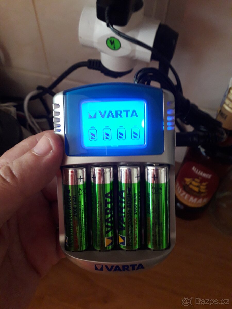 Nabíječka AA a AAA baterií - 2