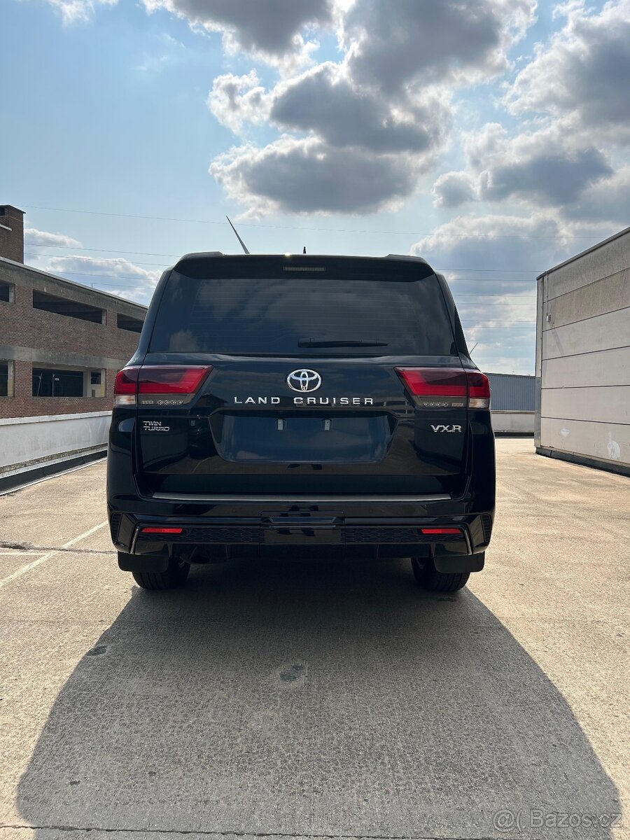 Toyota Land Cruiser LC300 VIP/ 3.5 benzin / nový vůz