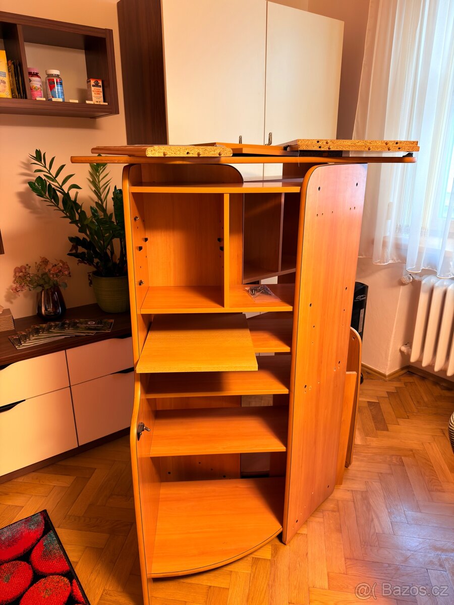 Pracovní stůl se spoustou úložného prostoru - 2