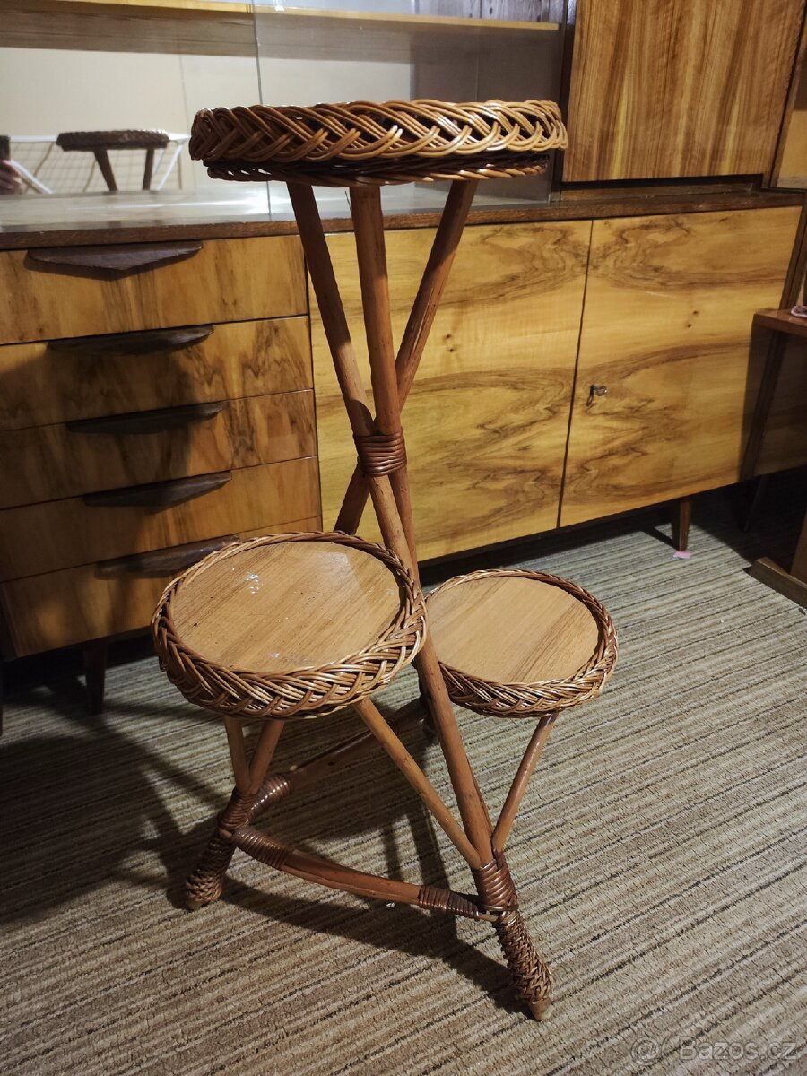 Váha, lampa, poličky, stojan na kytky - 2