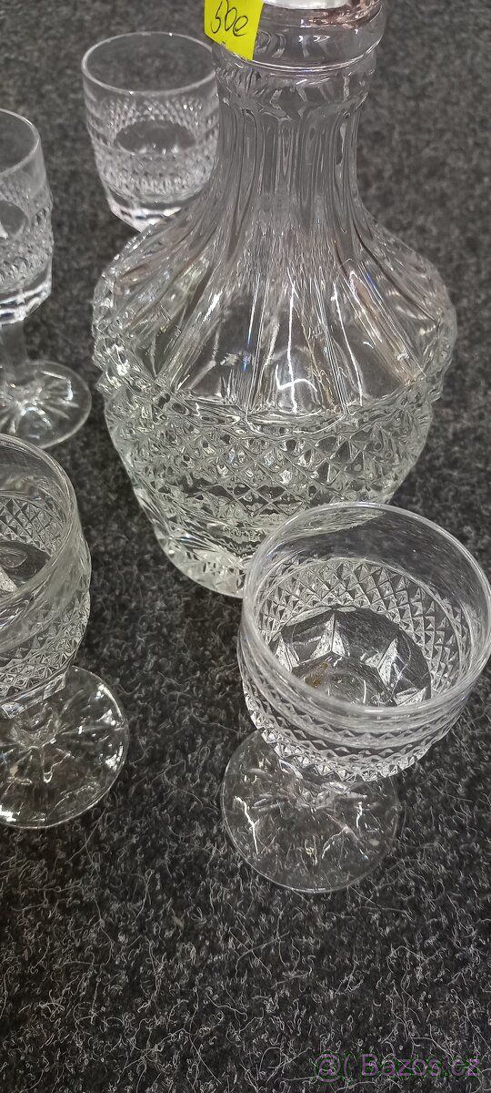 Křišťálová sada s karafou. - 2