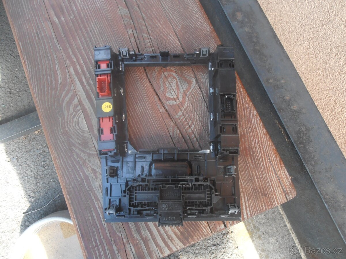 3V1 863 212 A rámeček řadící páky superb 3 - 2