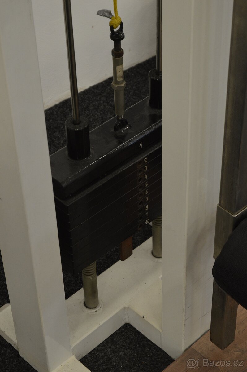 Posilovací stroj unožování - 2