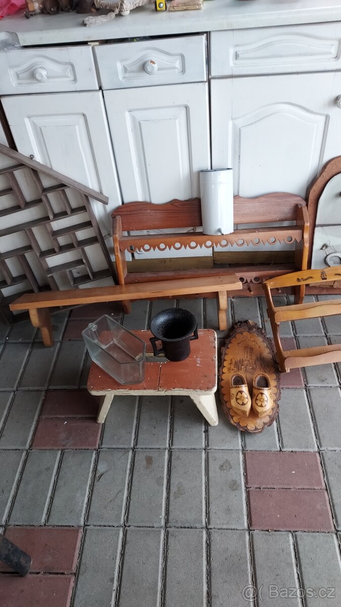 Dřevěné police,stoličky - 2