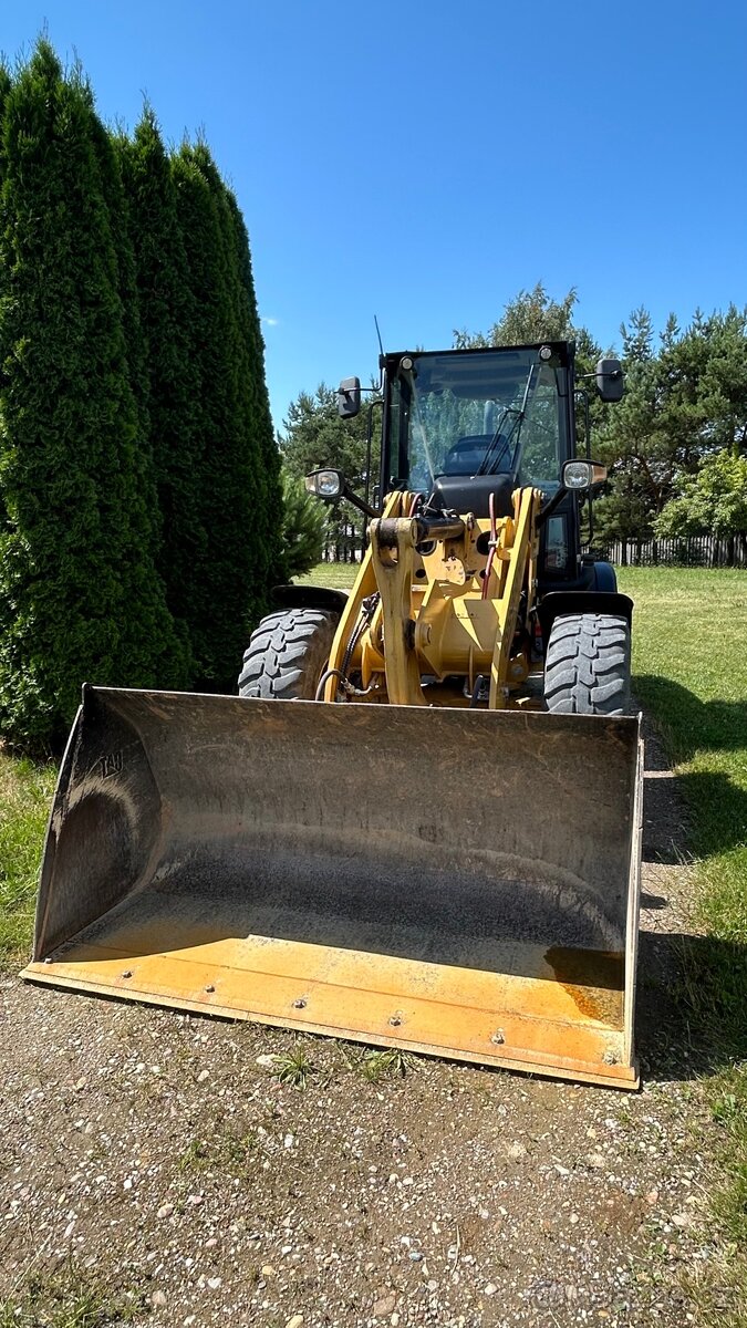 Nakladač CATERPILLAR 908M - 2