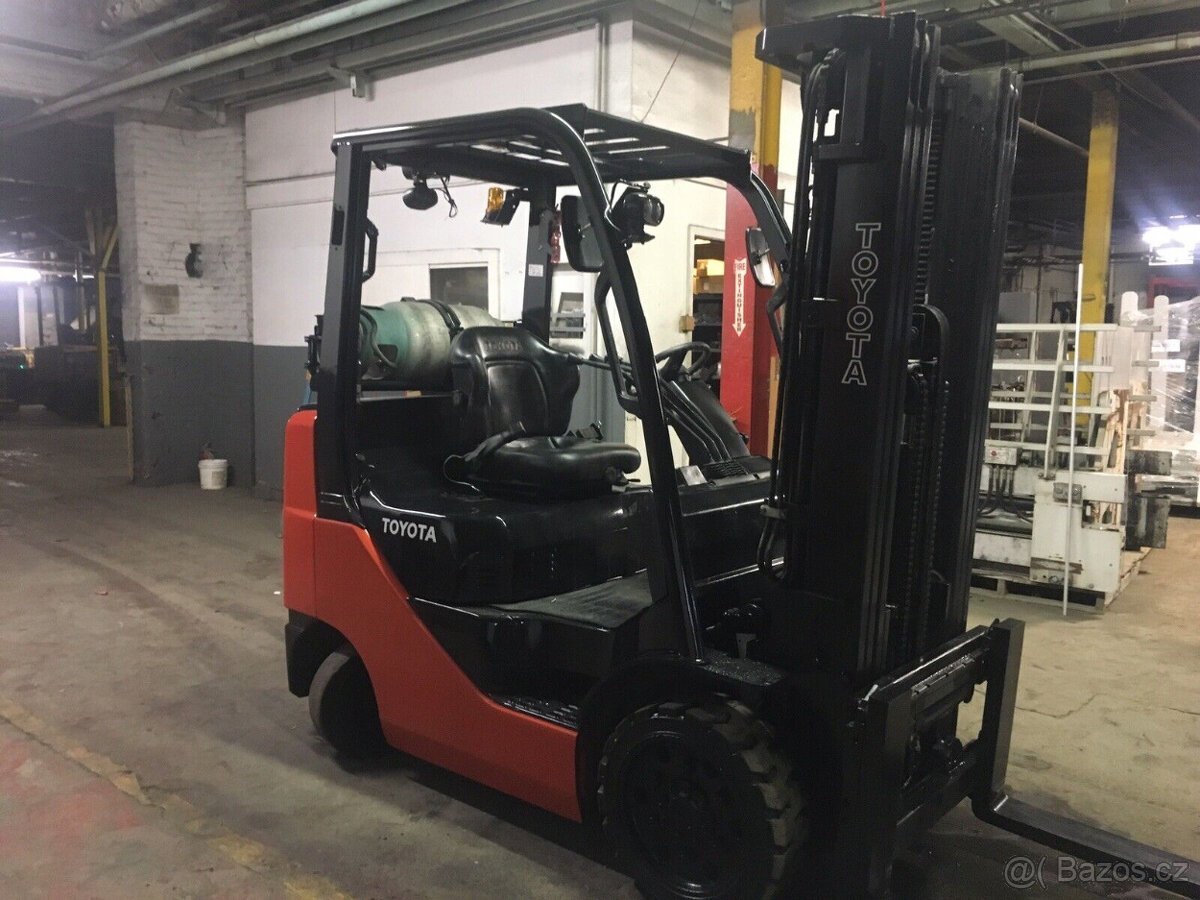 Vysokozdvižný vozík Toyota 5000 LB z roku 2017 s bočním posu - 2