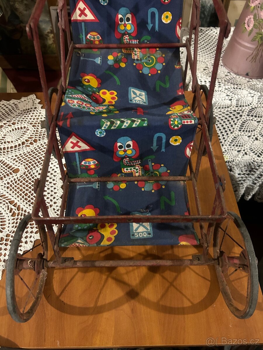 Starý retro kočárek pro panenky – kovový rám,60.–70. léta - 2