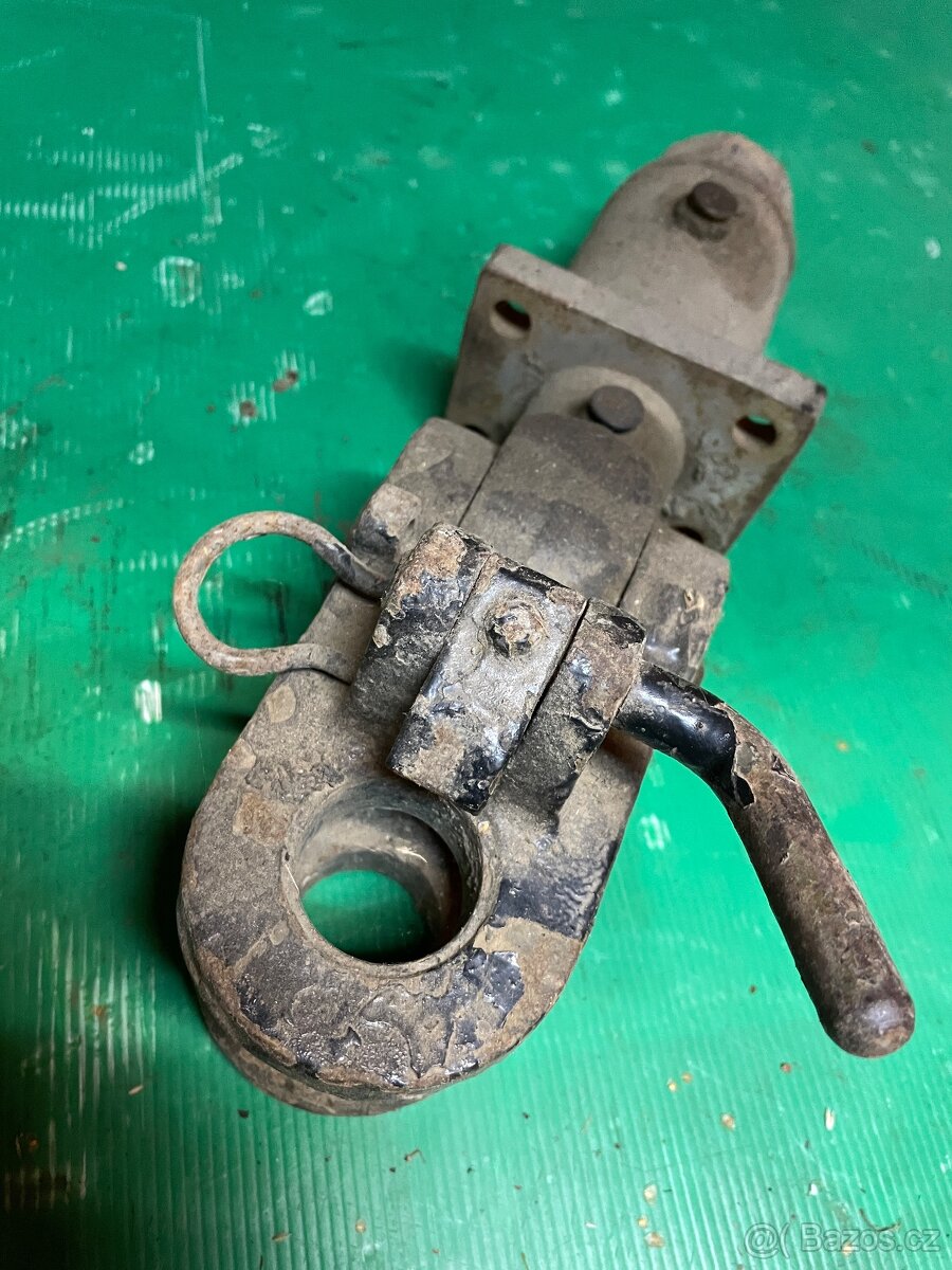 Závěs průměr 40mm rozteč 80x55 Traktor..... - 2