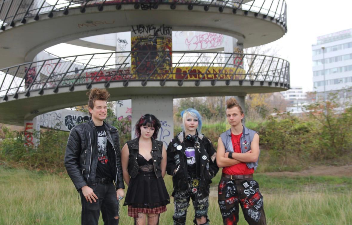 HLEDA SE DRUHY KYTARISTA - 2