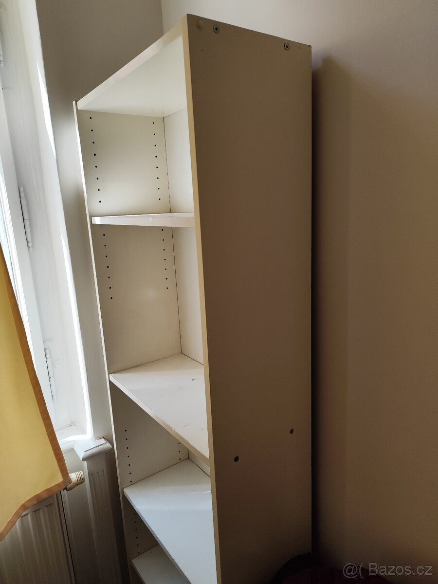 bílá dřevěná knihovna - 2