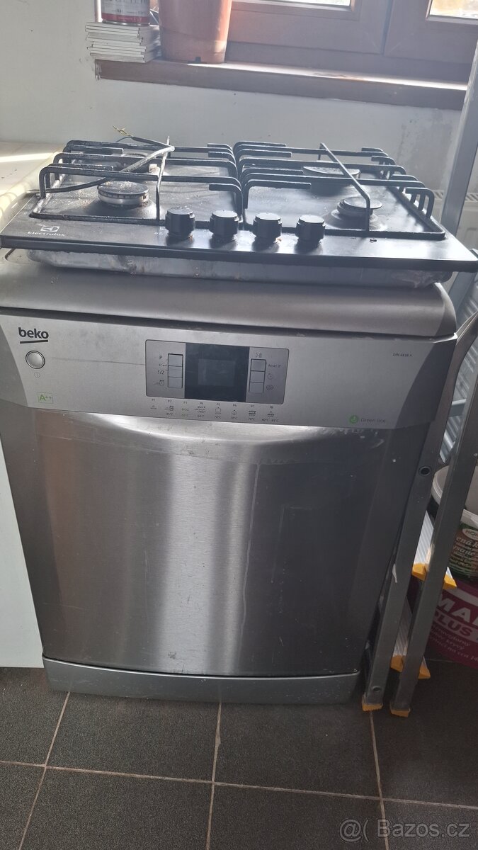 Trouba, plynový sporák, deska, dřez, myčka. - 2