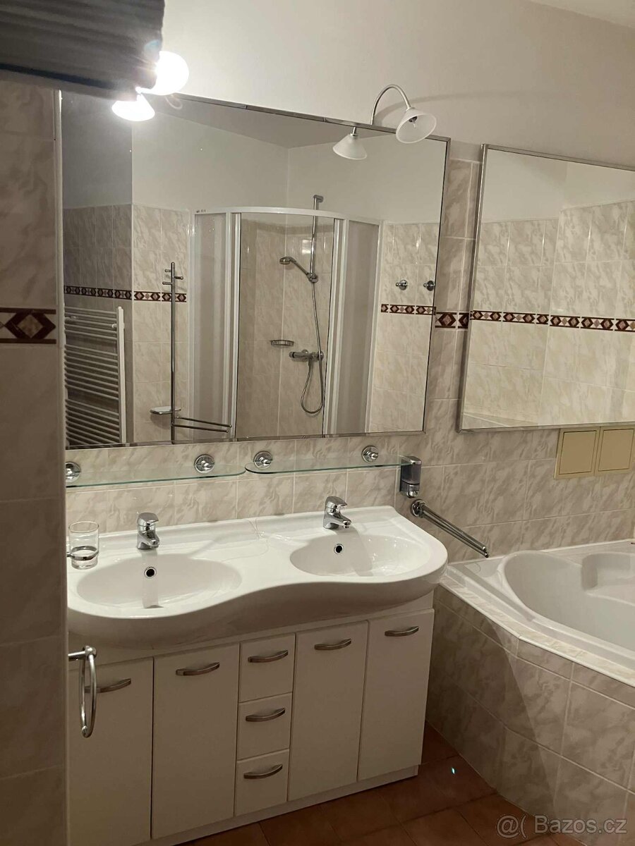 Dvojité keramické umyvadlo 120×53 cm s bateriemi – velmi dob - 2