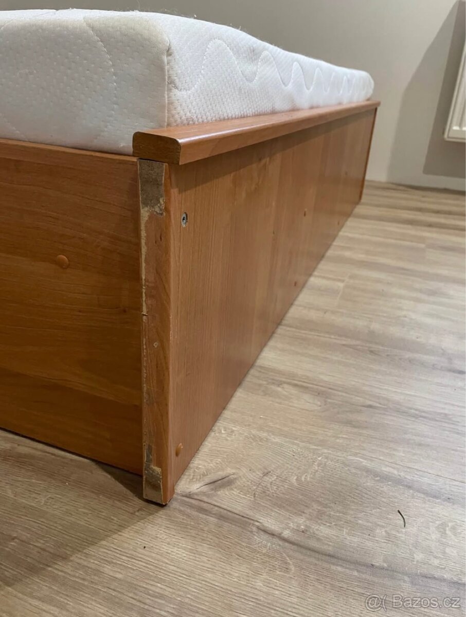 Dřevěná postel - 2