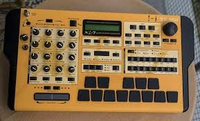 Syntezátory - groovebox a samplery E-MU , syntezátor Shruthi - 2