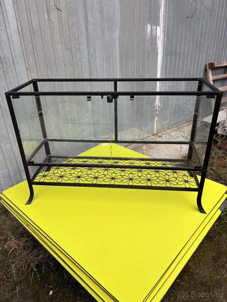 Skleněné vitríny a konf. stoly z IKEA KLINGSBO - 2