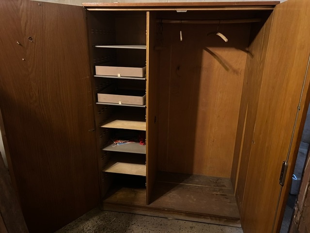 Skříň hnědá šatní s regály - 2